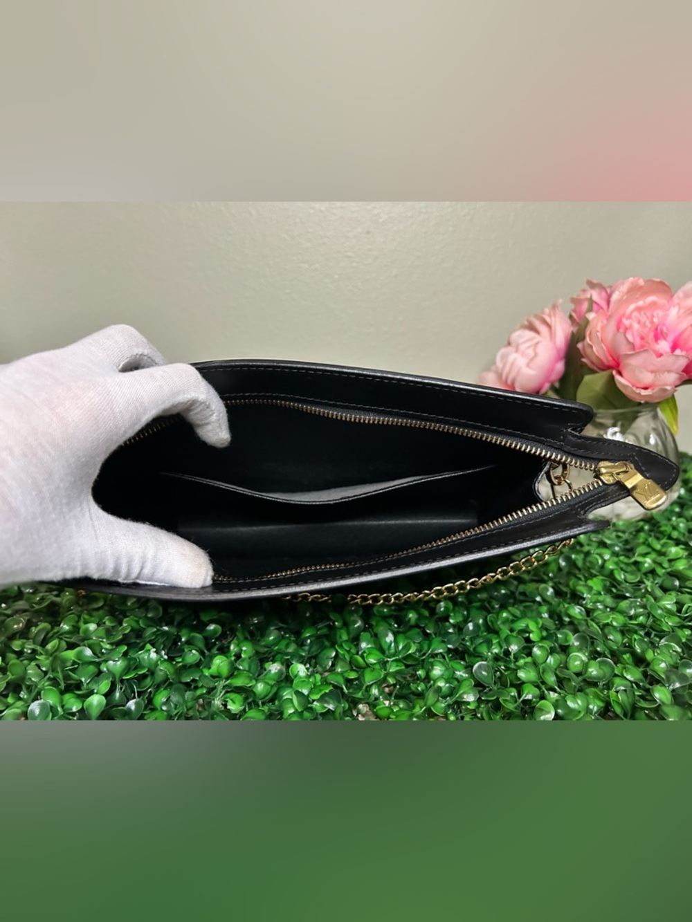 Vintage Louis Vuitton LV Black Epi Zip Pochette w/ Removable Strap - Picture 13 of 15